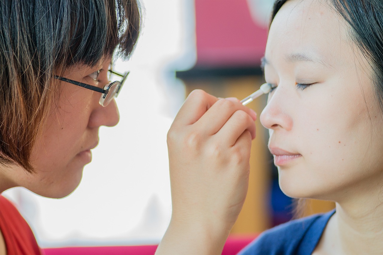 女性白癜风病人还能化妆吗