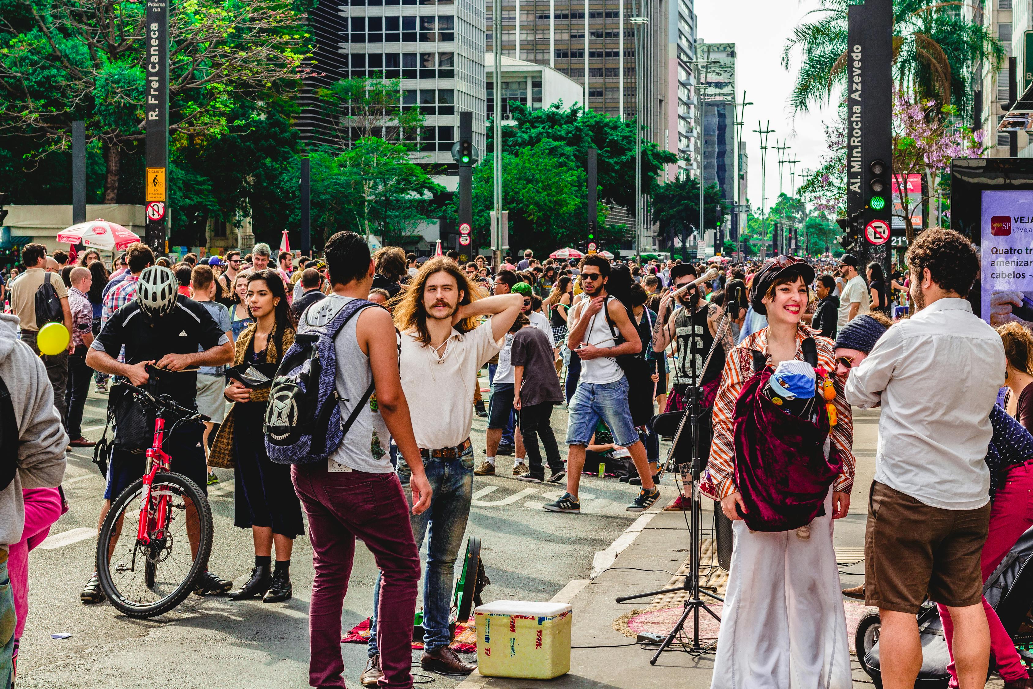 西班牙数万人示威抗议政府 反旅游情绪高涨